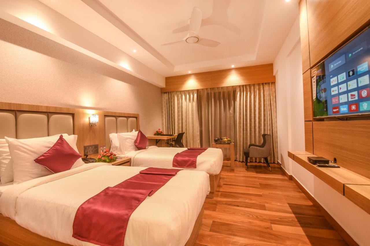 Emerald Clarks Inn Suites Mysore Exterior foto