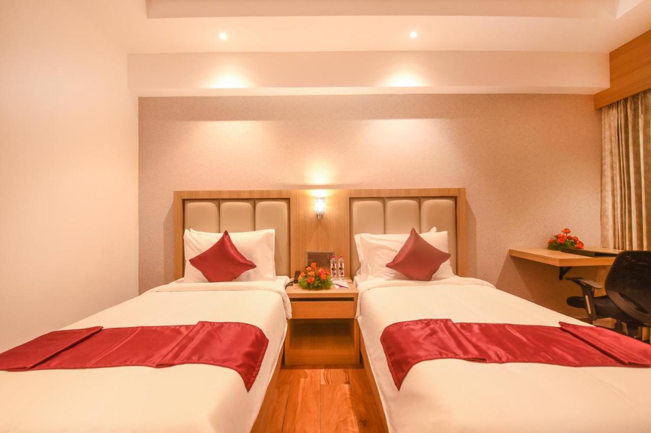 Emerald Clarks Inn Suites Mysore Exterior foto